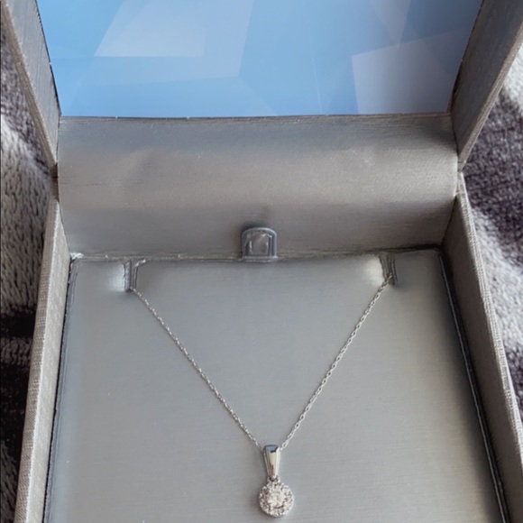 ✨Zales 1/4CT T.W Diamond Round Frame Pendant in 10K White Gold - Picture 5 of 12